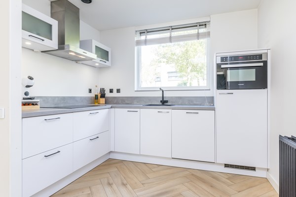 Foto - Verkocht onder voorbehoud: Instapklare ruime tussenwoning uit 1997 met 3 slaapkamers, moderne badkamer, tuin en garage in Heerlen